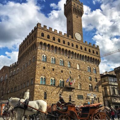 Il Palazzo della Signoria, meglio noto come Palazzo Vecchio, commissionato nel 1299 ad Arnolfo di Cambio