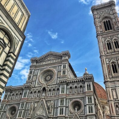 La Cattedrale di Santa Maria del Fiore (la cui costruzione iniziò nel 1296) e il Campanile di Giotto (1359)