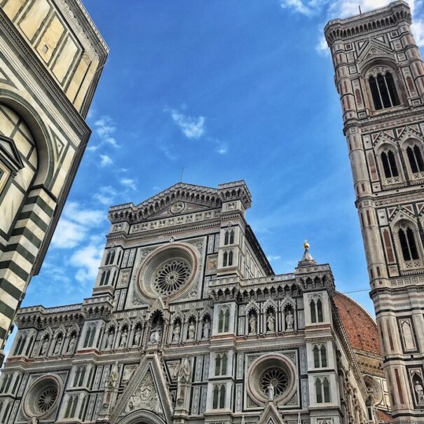 La Cattedrale di Santa Maria del Fiore (la cui costruzione iniziò nel 1296) e il Campanile di Giotto (1359)