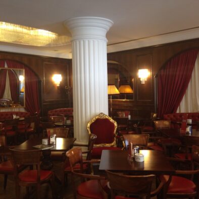 Il Caffè degli Specchi, uno storico caffè triestino, fondato nel 1839