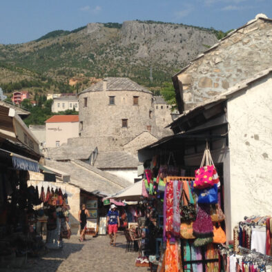 A passeggio per il centro storico di Mostar, dichiarato Patrimonio dell’Umanità dall’UNESCO