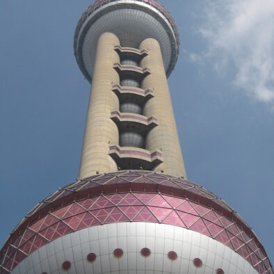 L’Oriental Pearl Tower (东方明珠塔), completata nel 1995