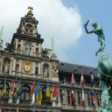 安特卫普大广场 (Grote Markt)的市政厅 (Stadhuis) 与布拉博喷泉 (Brabofotenin)