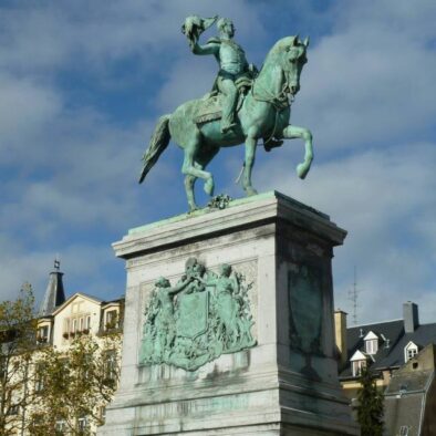 La Statua Equestre di Guglielmo II (statue équestre de Guillaume II) che si trova al centro dell’omonima piazza.