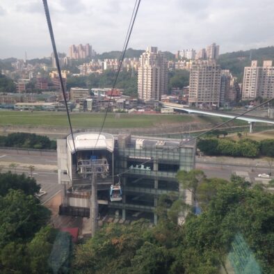 乘坐缆车前往猫空