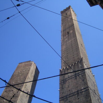加里森达塔 Torre della Garisenda (左) 和阿西内利塔 Torre degli Asinelli (右)