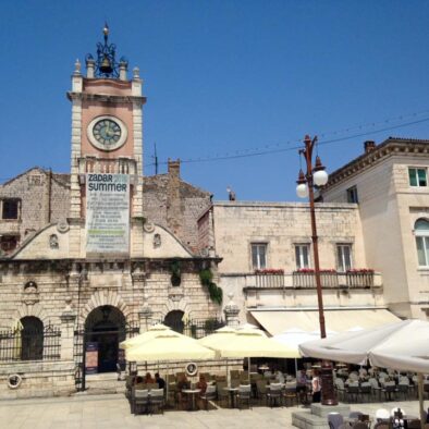 Loggia della Gran Guardia (Gradska straža) del XIX secolo in Piazza del Popolo (Narodni Trg)