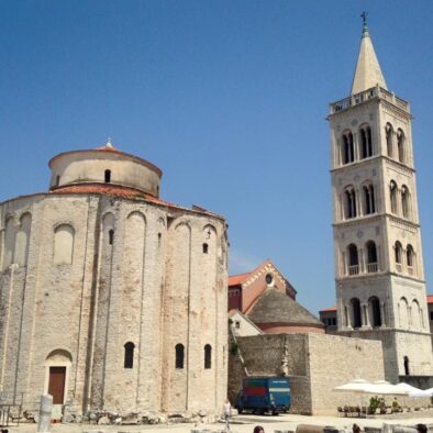 La Chiesa di San Donato (Sv. Donat) eretta nel IX secolo e il campanile della Cattedrale di Sant’Anastasia (Katedrala Sveta Stošije) fondata nel IX secolo