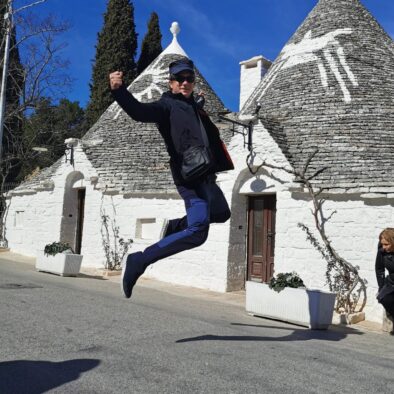游览以独特的石顶屋 (trulli) 而著名的阿尔贝罗贝洛 (Alberobello)